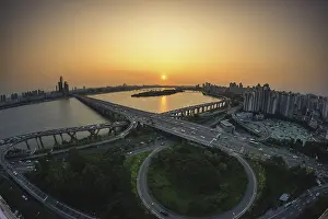 Stampe di Vista del ponte Mapo dal tetto di un edificio, tramonto che illumina il traffico durante l'ora di punta a Seul, Corea del Sud Corea Del Sud Stampe: Vista del ponte Mapo dalla cima di un edificio.