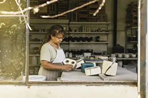Pottery Making Process Stampe: Master potter working in her studio