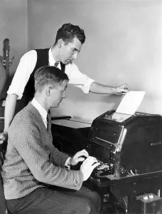 Vintage Typewriter Stampe: Two men working on a typewriter