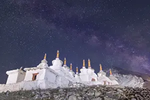 Traditional Indian Architecture Stampe: Under a mesmerizing starry sky in Diskit