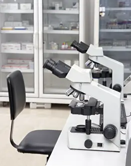 Stampa con cornice : Microscopio nel laboratorio. Stampa con cornice : Microscopio nel laboratorio.