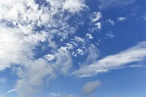 Cloud Formations Stampe: Mixture of different cloud formations on a blue sky