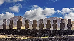 Easter Island Landscape Stampe: Moai statues against a mountain backdrop and dramatic sky with clouds
