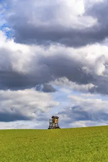 Deserted Farm Field Stampe: Mobile raised hide in an empty field under dramatic clouds