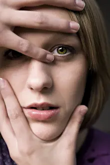 Blond Woman Looking At Camera Stampe: Model posing her hands around her face