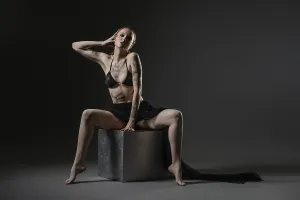 Elegant Pose Stampe: The model showcases an elegant pose on a cube