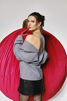 Studio Lighting Beauty Shot Stampe: A model stands against a large red circular backdrop