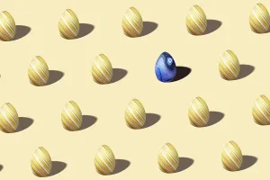 Arte Minimalista Stampe: Disegno di uovo di Pasqua colorato moderno.
