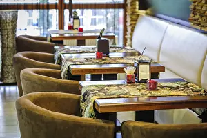Modern Restaurant Interior Stampe: Modern restaurant interior with tables and sofas