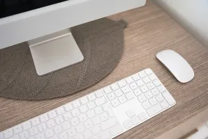 Modern Office Space Stampe: Modern workplace with desktop computer