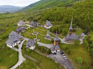 Romania Stampe: Monastero circondato dalla natura.