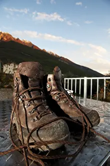 Alpine Sport Equipment Stampe: Mountain boots on a table