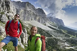 Italian Alps Landscape Stampe: A mountain guide and client looking up and checking out the climbing route before them