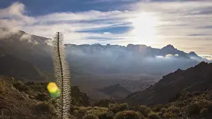 Mountain Landscape At Sunset Stampe: Mountain landscape at sunset with dramatic clouds and distant mountains