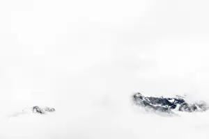 Cloudy Mountain Tops Stampe: Mountain peak rises from clouds