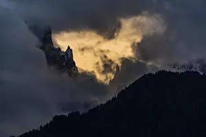 UNESCO World Heritage Alps Stampe: Mountain peaks with dramatic clouds
