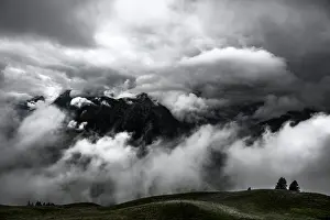 Mountain Ridge Photography Stampe: Mountain ridge with dramatic clouds