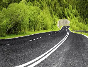 Empty Mountain Road Stampe: Empty mountain road in spring