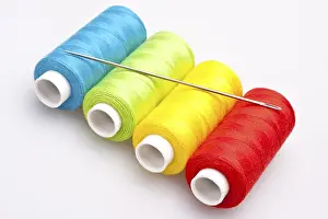 Sewing Shop Supplies Stampe: Multi-colored rainbow threads for sewing with needle