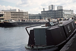 Deserted Waterway In Europe Stampe: Narrow boats in the town centre, Birmingha, West Midland, England, UK 1977