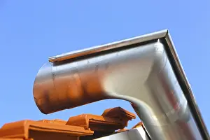 Roofer At Work Images Stampe: Newly installed gutter