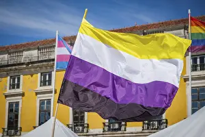 Immagini datate 21 giugno 2024: La bandiera di orgoglio nonbinaria e i colori della bandiera nonbinaria ondeggiano a Lisbona