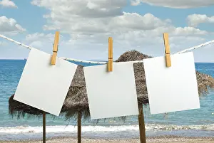 Empty Shoreline Image Stampe: Note papers hooked on a rope. Beach background