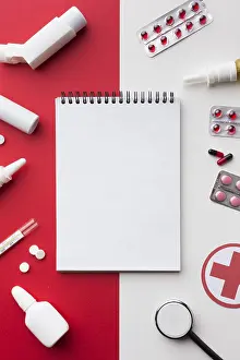 Empty Notepad Stampe: Empty notepad surrounded by pills
