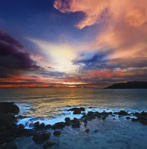 Cloudy Atmosphere Stampe: Ocean sunset with great cloudscape