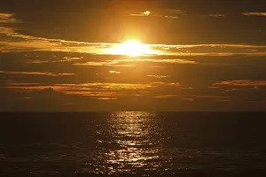 Atmospheric Ocean View Stampe: Ocean sunset with great cloudscape