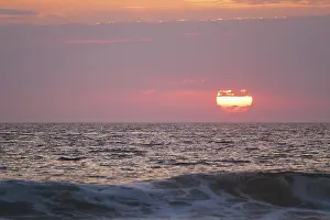 Ocean Sunset Stampe: Ocean waves on sunset with setting sun background