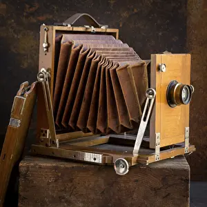 Plain Colored Background Studio Photo Stampe: Old camera on brown background