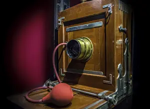 Studio Photography Equipment Stampe: The old studio camera for using plates standing on a forked camera stand