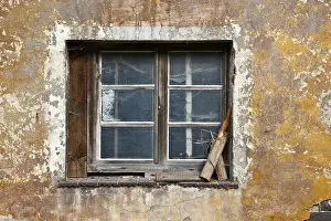 Uninhabited Desert Landscapes Stampe: Old window