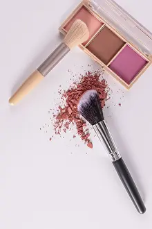 Makeup Brushes Stampe: An open pack of multi-colored blush