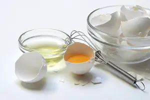 Kitchen Device Stampe: Opened hen's egg, egg white in shell and eggshells
Opened hen's egg