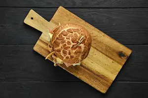 Beef Meat Nutrition Facts Stampe: Overhead view of large burger with pulled beef