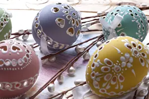 Easter Egg Painting Stampe: Painted easter egg with cut out patterns