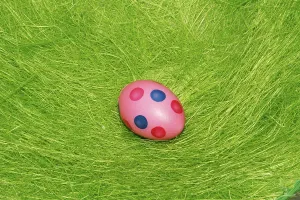 Easter Celebration Ideas Stampe: Painted Easter egg on the grass