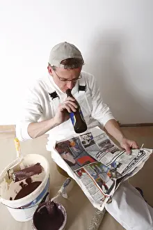 Man Reading Newspaper Stampe: Painter taking a break