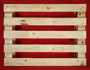 Studio Background Images Stampe: Pallet on red surface