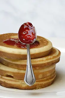 Sweet Dessert Meal Stampe: Pancake with raspberry jam and spoon