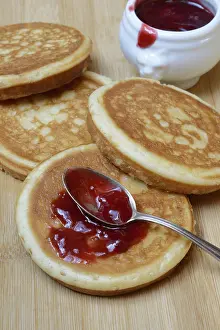 Deserted Breakfast Meal Stampe: Pancake with raspberry jam and spoon