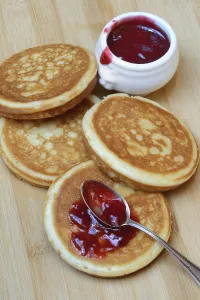 Sweet Dessert Meal Stampe: Pancake with raspberry jam and spoon