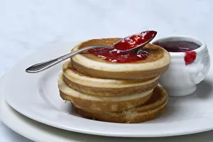 Empty Plate Meals Stampe: Pancake with raspberry jam and spoon