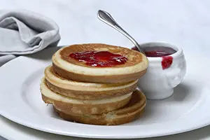 Pastry Preparation Tips Stampe: Pancake with raspberry jam and spoon