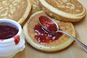 Sweet Dessert Meal Stampe: Pancake with raspberry jam and spoon