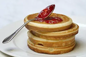 Sweet Dessert Meal Stampe: Pancake with raspberry jam and spoon