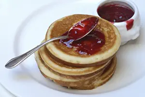 Sweet Dessert Meal Stampe: Pancake with raspberry jam and spoon