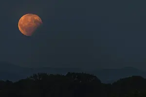 Lunar Eclipse Photography Stampe: Partial lunar eclipse, the shadow of the earth is projected onto the moon